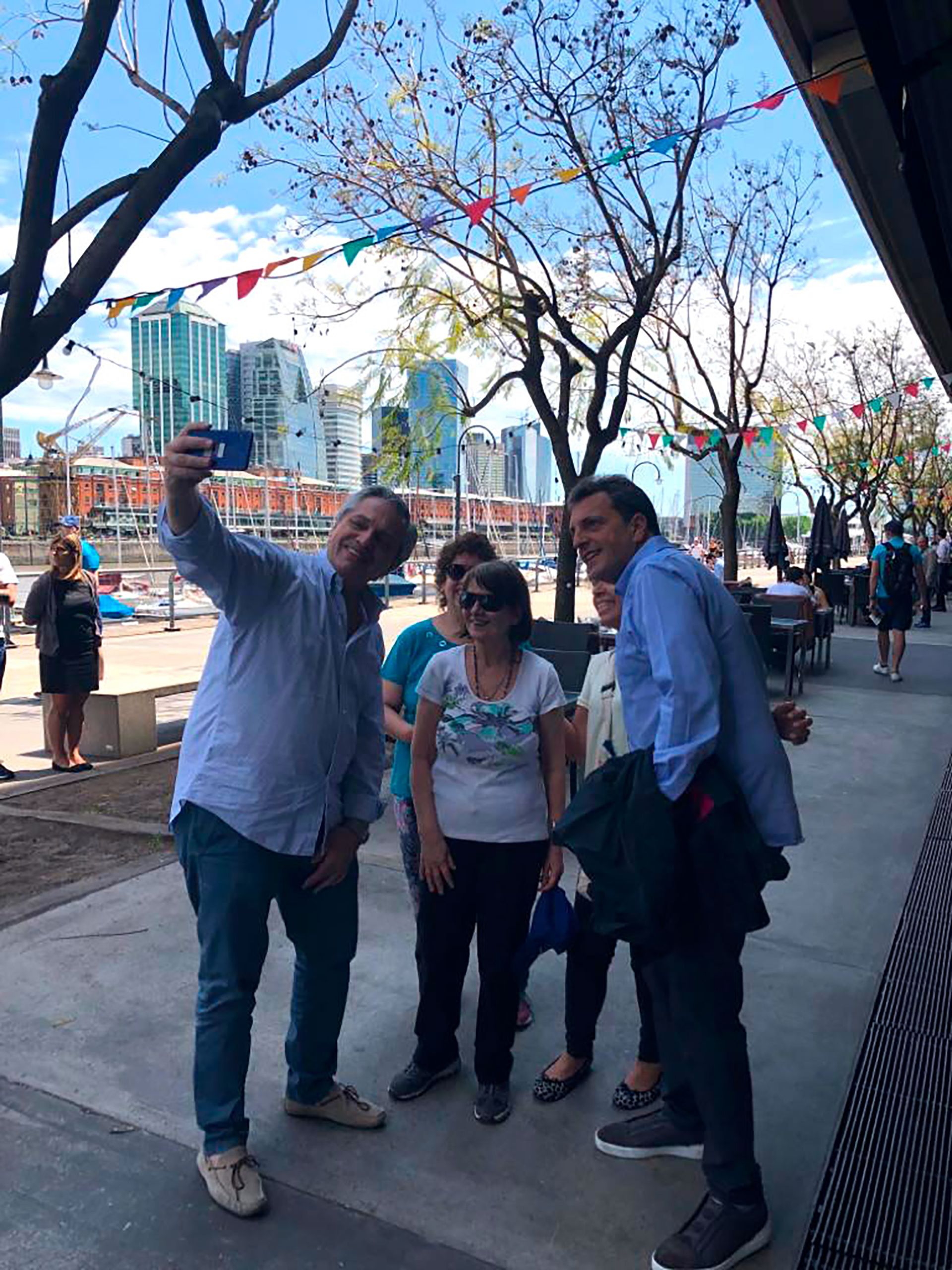 Alberto Fernández y Sergio Massa se sacan selfies con simpatizantes en Puerto Madero