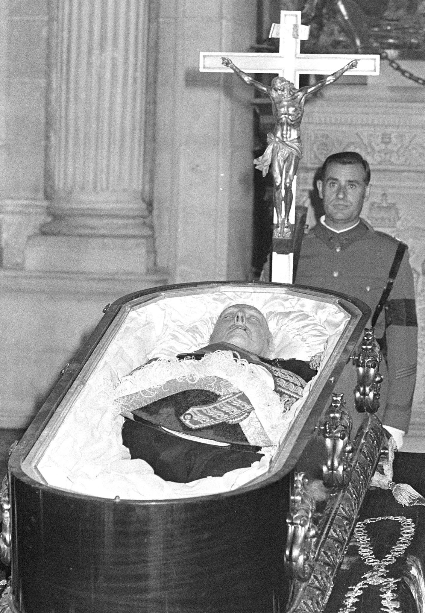 El cuerpo del dictador en el Palacio Real de Madrid en una foto del 21 de noviembre de 1975 (Reuters/Archivo)