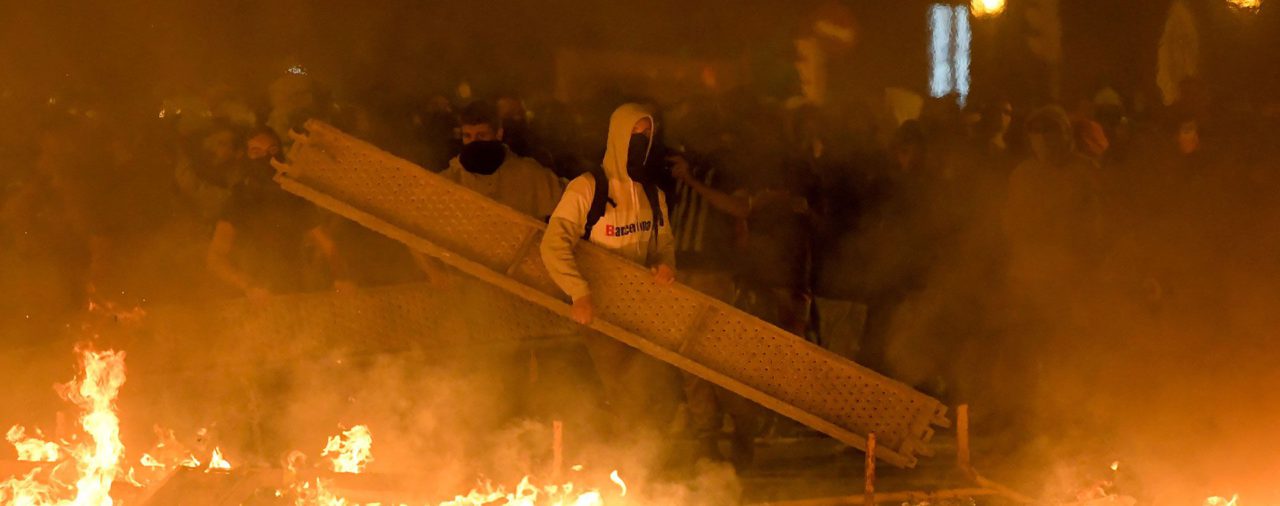 Fuego y violencia en Barcelona: las fotos de la tercera noche de protestas de los independentistas