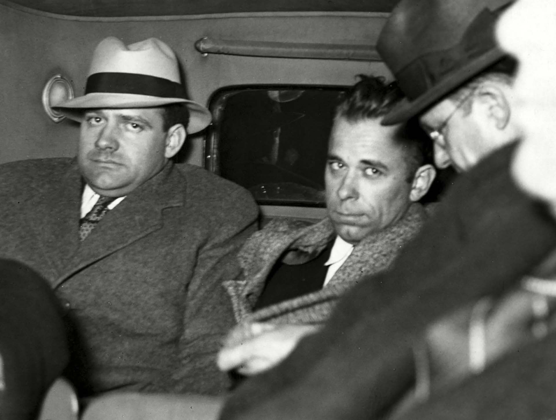 John Dillinger bajo una fuerte custodia mientras lo conducen a Indiana (Shutterstock)