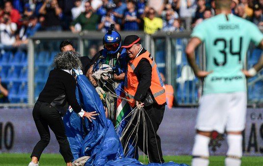 Inter festejó por un doblete del imparable Lautaro Martínez y se asombró con un paracaidista