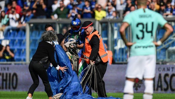 Inter festejó por un doblete del imparable Lautaro Martínez y se asombró con un paracaidista