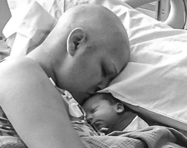 La enternecedora historia detrás de la fotografía de una madre con cáncer abrazando a su bebé recién nacido