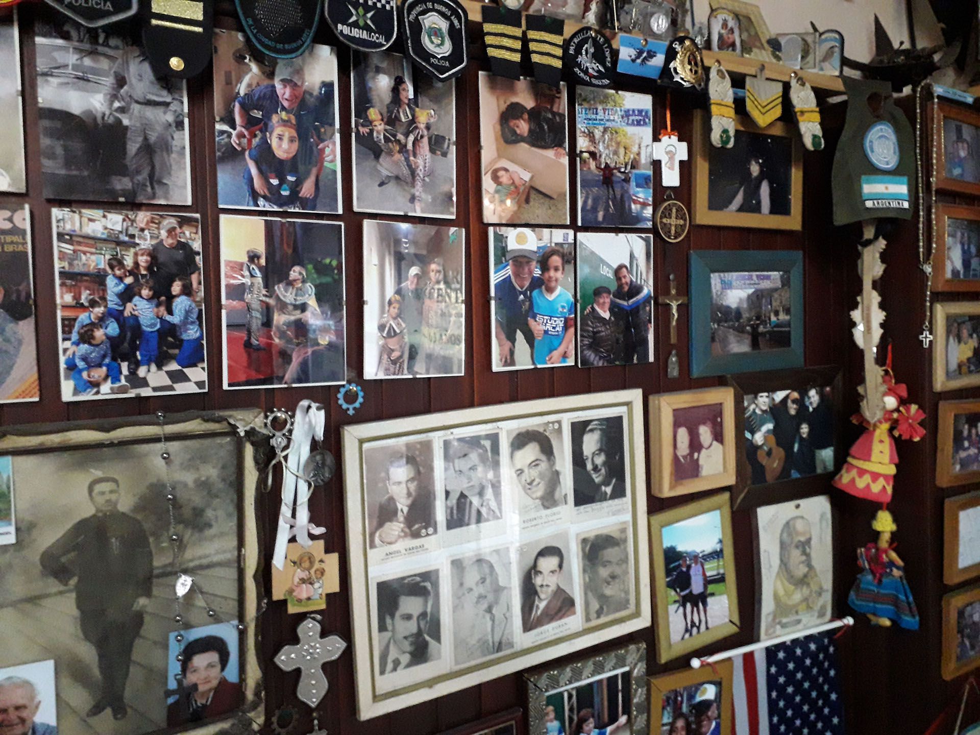 Decenas de fotos decoran la pizzería de Vicente López