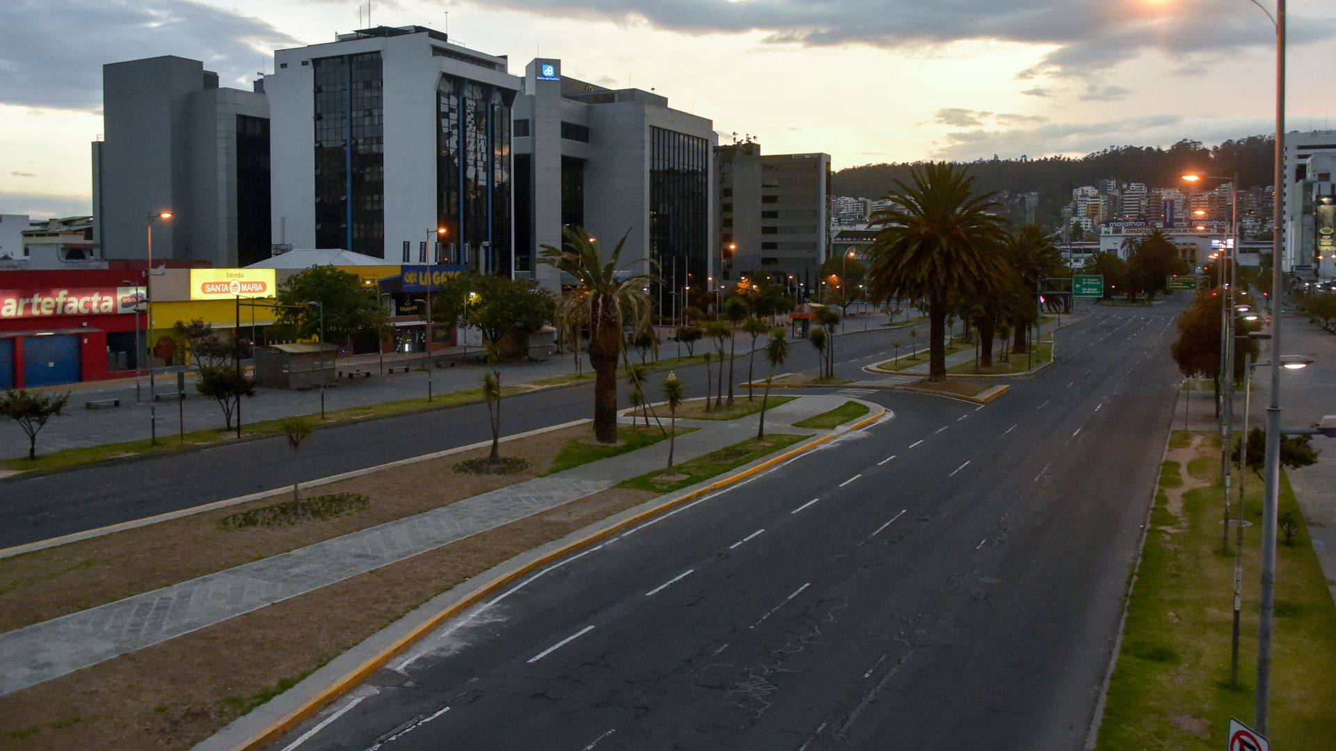 Las calles de Quito sin circulación de autos o personas tras el toque de queda decretado por el gobierno. (AFP)
