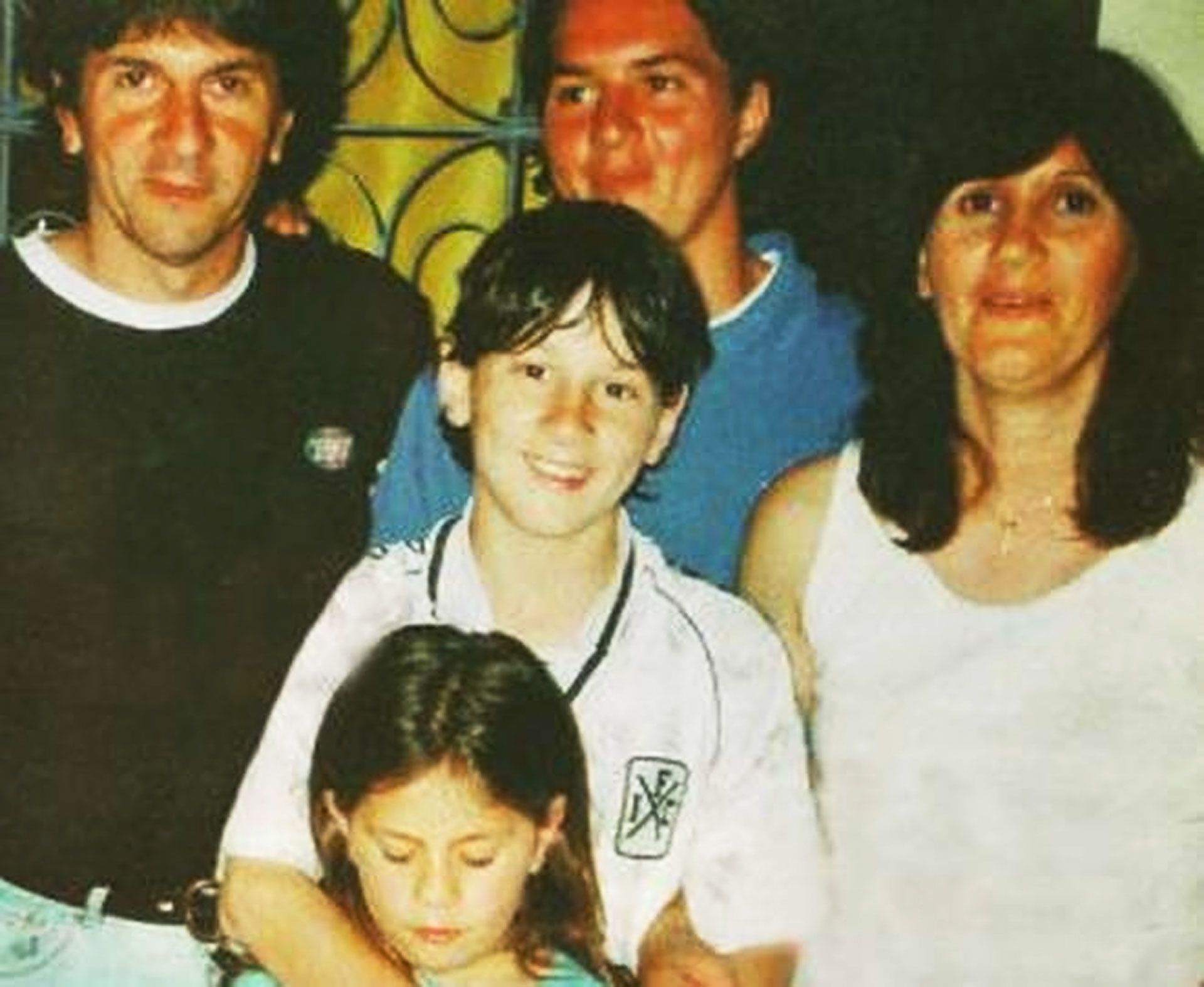 La imagen que generó confusión: Messi con una camiseta alternativa de Independiente en una foto familiar