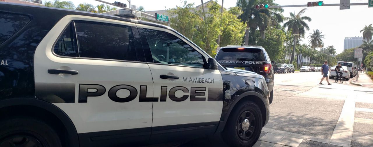 Miami: se atrincheró en su casa y salió luego de tres horas de negociaciones, pero la policía descubrió un crimen en el interior