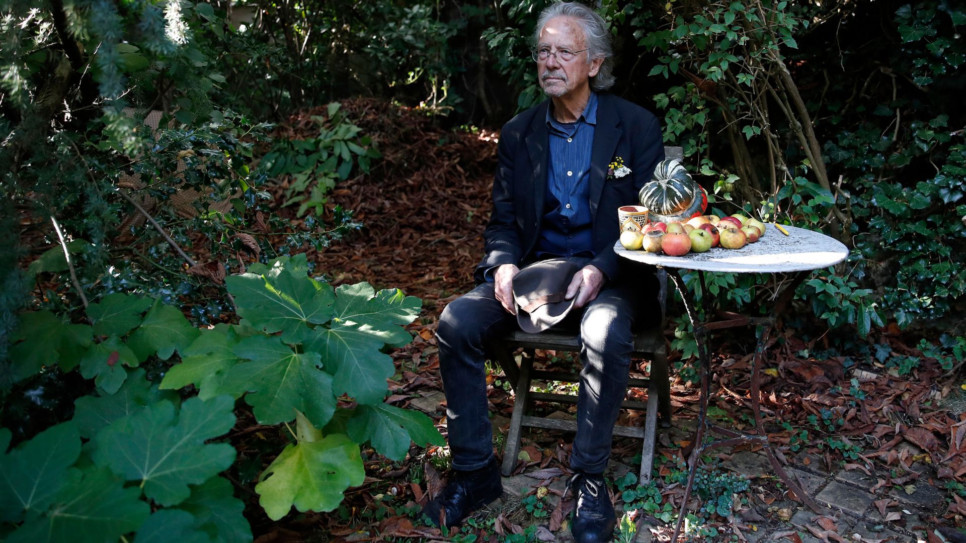 El autor austríaco Peter Handke posa en el jardín de su casa en Chaville, cerca de París, el jueves 10 de octubre de 2019. Handke fue galardonado horas antes con el premio Nobel de Literatura 2019. (AP Foto/Francois Mori)