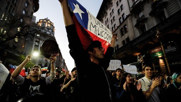 Protesta violenta frente al consulado de Chile con nueve detenidos y periodistas heridos