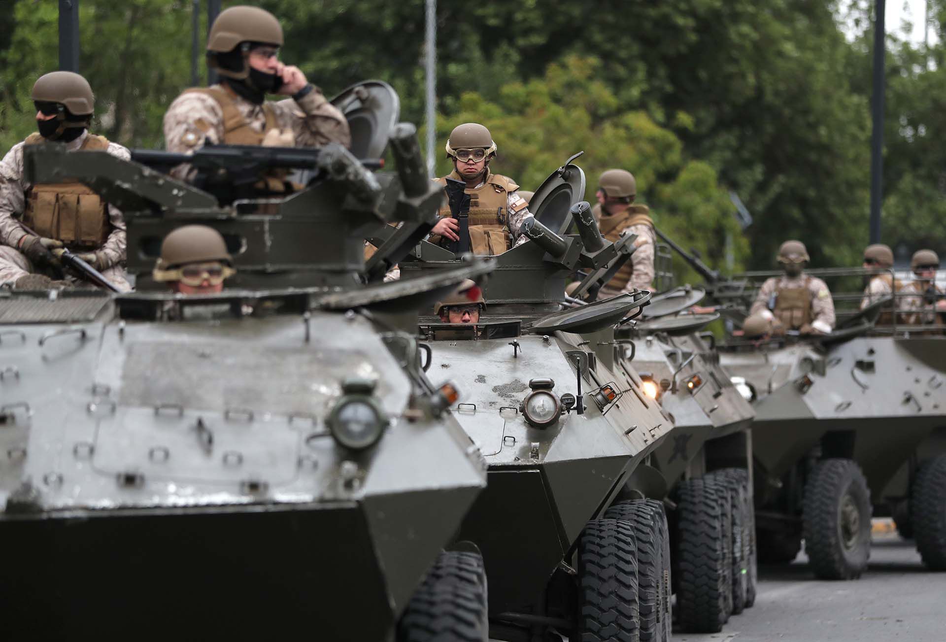 Los soldados chilenos custodian las calles de Snatiadfo este domingo 20 de octubre (REUTERS)
