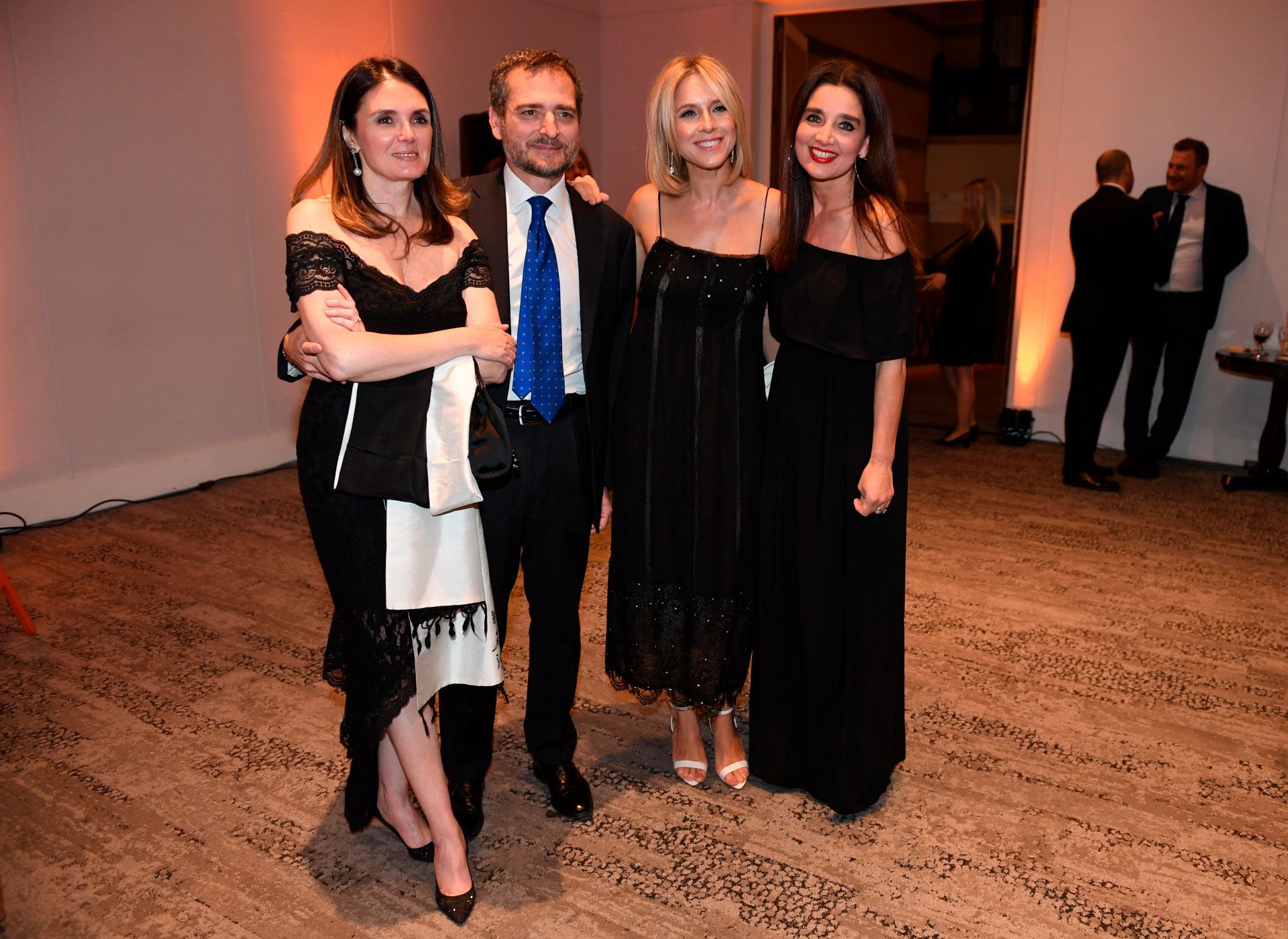 El cónsul italiano y su mujer junto a Carla Peterson y Verónica Varano