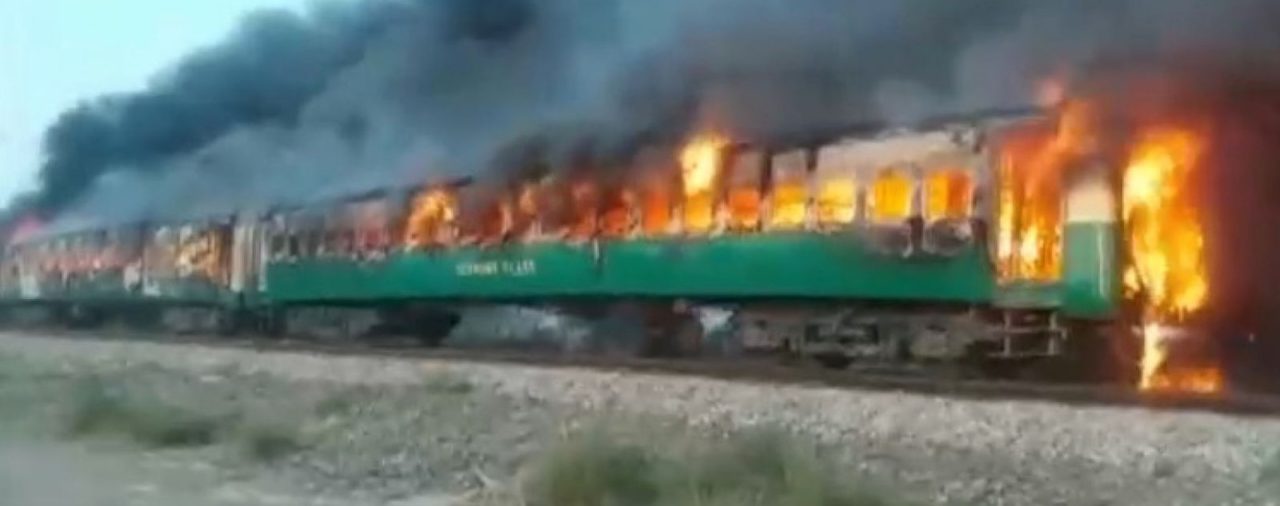 Tragedia en Pakistán: al menos 71 muertos en un incendio de un tren de pasajeros