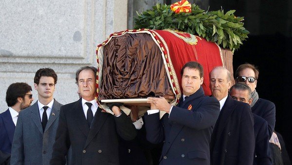 Trasladan los restos del dictador Francisco Franco de su mausoleo a un cementerio en España