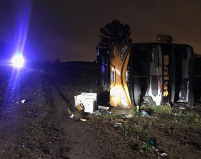 Tres muertos y 35 heridos al volcar un micro de larga distancia en Tucumán