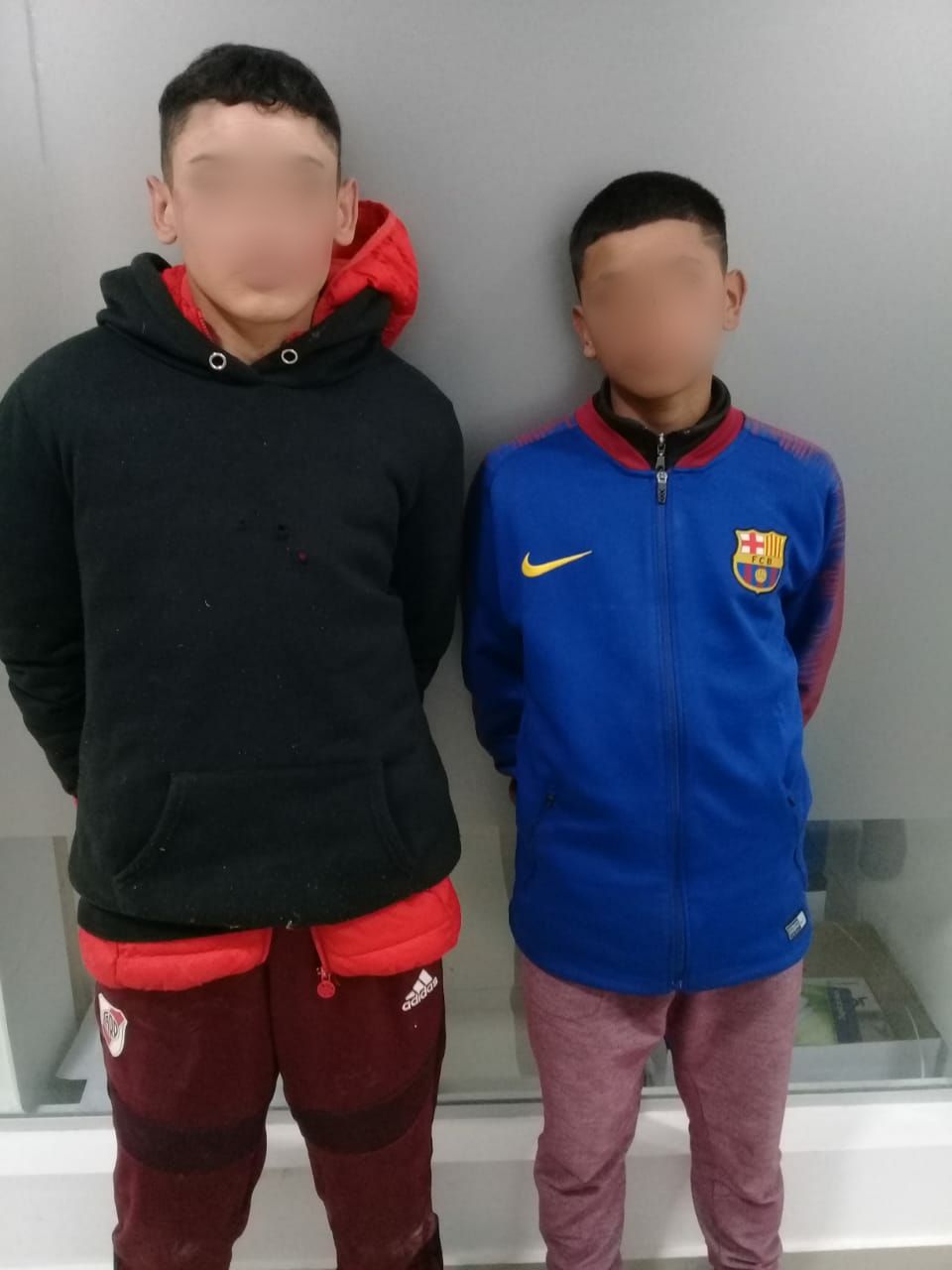 Las imagenes de algunos de los siete menores de edad detenidos, acusados del robo a la casa del hermano del presidente Mauricio Macri