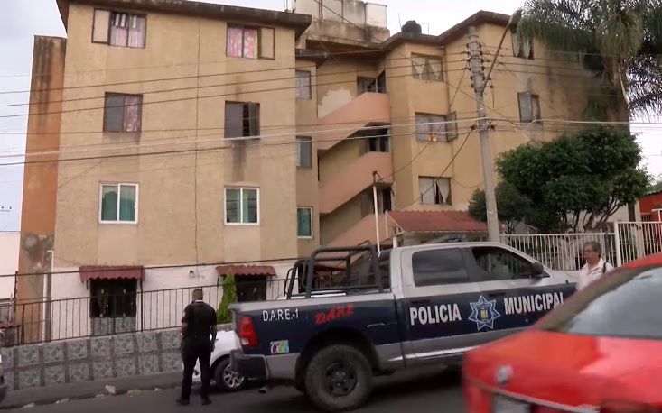 Un niño se aventó del cuarto piso porque sus padres discutían en Jalisco: cayó sobre láminas y sobrevivió