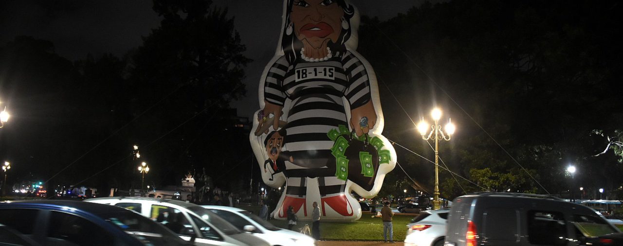 Una Cristina inflable con traje de presa y la “supervalla”: las perlitas del segundo debate presidencial en la Facultad de Derecho