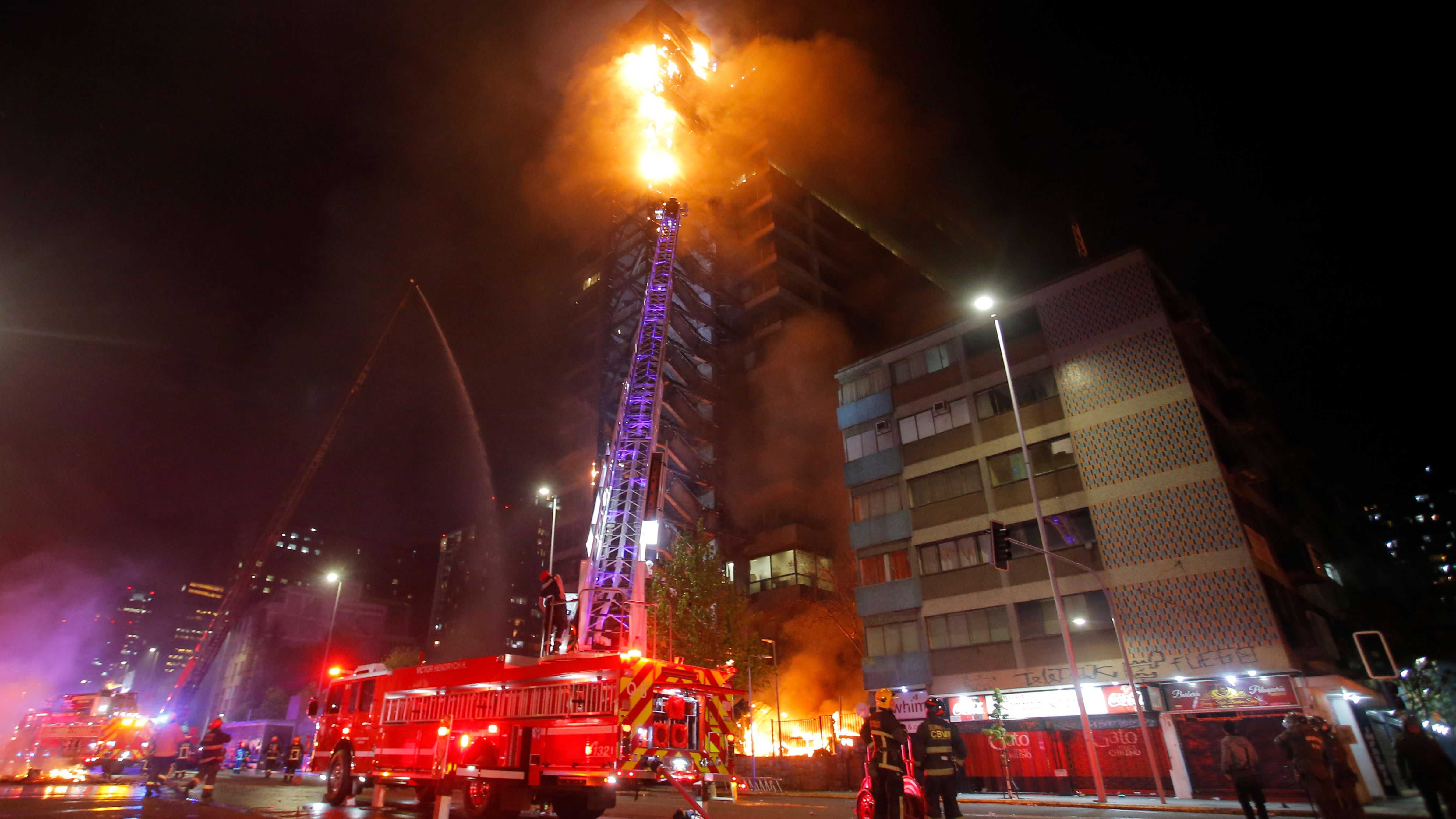 El incendio la noche del viernes en el edificio de Enel (AFP)