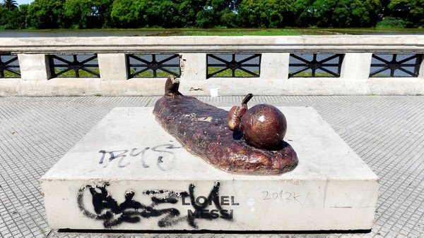 Amor y odio: las estatuas de los ídolos y personajes populares son las más vandalizadas