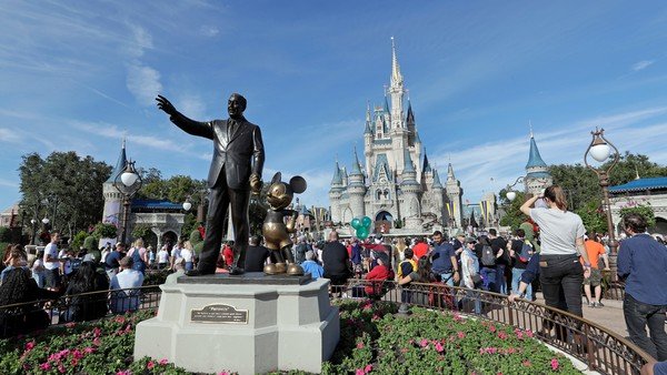 Arrestan a un hombre por acosar a una princesa de Disney en Magic Kingdom