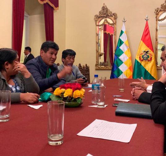Bolivia: la presidente Jeanine Áñez se reunió con líderes sociales y sindicales y acordó una mesa de diálogo para pacificar el país