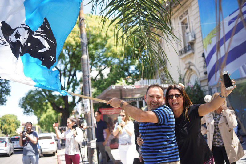 Partidarios del presidente electo de Uruguay, Luis Lacalle Pou, reaccionan después de que se anunció su victoria en las elecciones presidenciales, en Montevideo. 28 noviembre de 2019. REUTERS/Mariana Greif