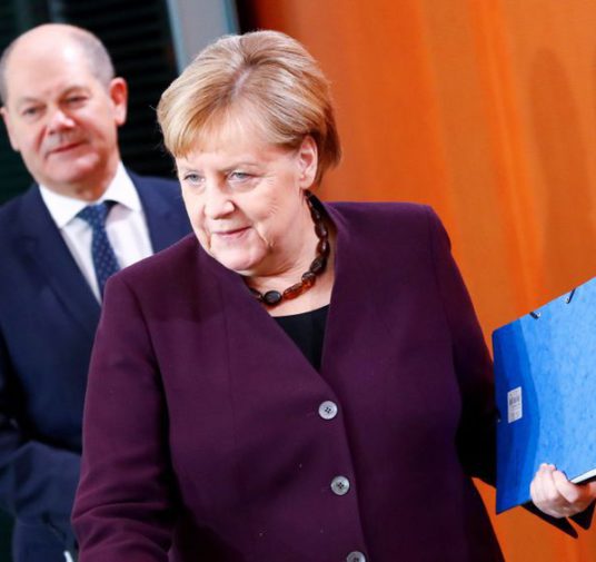 Críticos de coalición con Merkel ganan elección de los socialdemócratas en Alemania