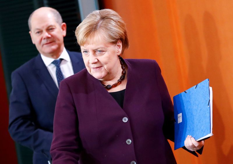 FOTO DE ARCHIVO: La Canciller alemana Angela Merkel y el Vicecanciller y Ministro de Finanzas Olaf Scholz asisten a la reunión semanal del gabinete en Berlín, Alemania, el 13 de noviembre de 2019. REUTERS/Fabrizio Bensch/File Photo
