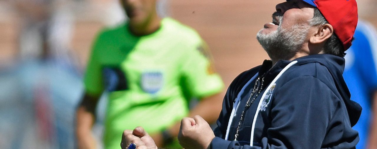 Diego Armando Maradona, a un paso de continuar como entrenador de Gimnasia de La Plata