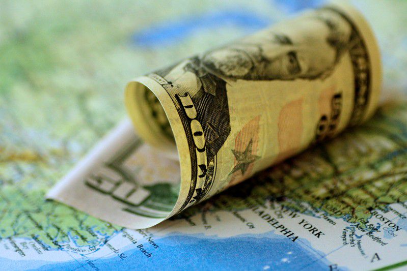 Montaje fotográfico con un billete de 50 dólares sobre el mapa de EEUU. 22 junio 2017. REUTERS/Thomas White