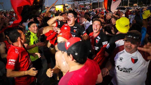 El pueblo de Colón mudó su alegría a Asunción y quiere ser campeón de la Copa Sudamericana