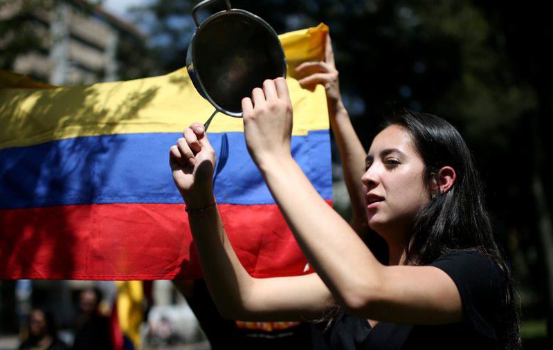 Entre gases, manifestantes retoman marchas en capital de Colombia por tercer día