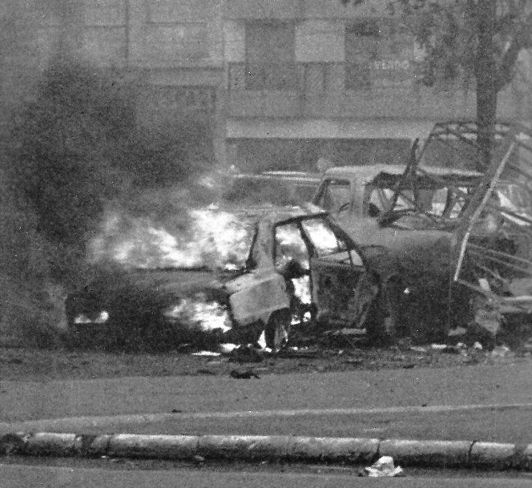 El Torino de Soldati y la camioneta Ford, incendiados en el lugar del atentado