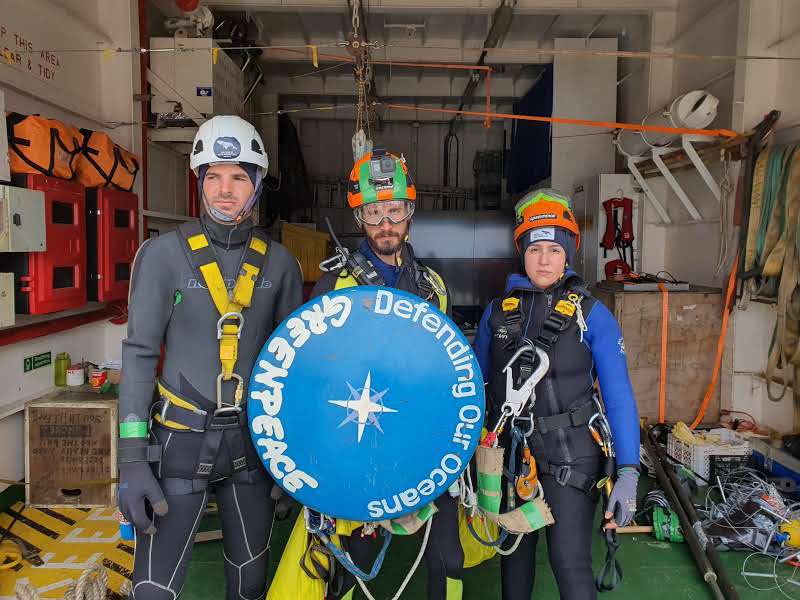 De izquierda a derecha: Fernando Donato, Bruno Castro y Agostina Bosch, preparándose para la acción. El escudo azul, una de las pocas herramientas de protección con que contaban.