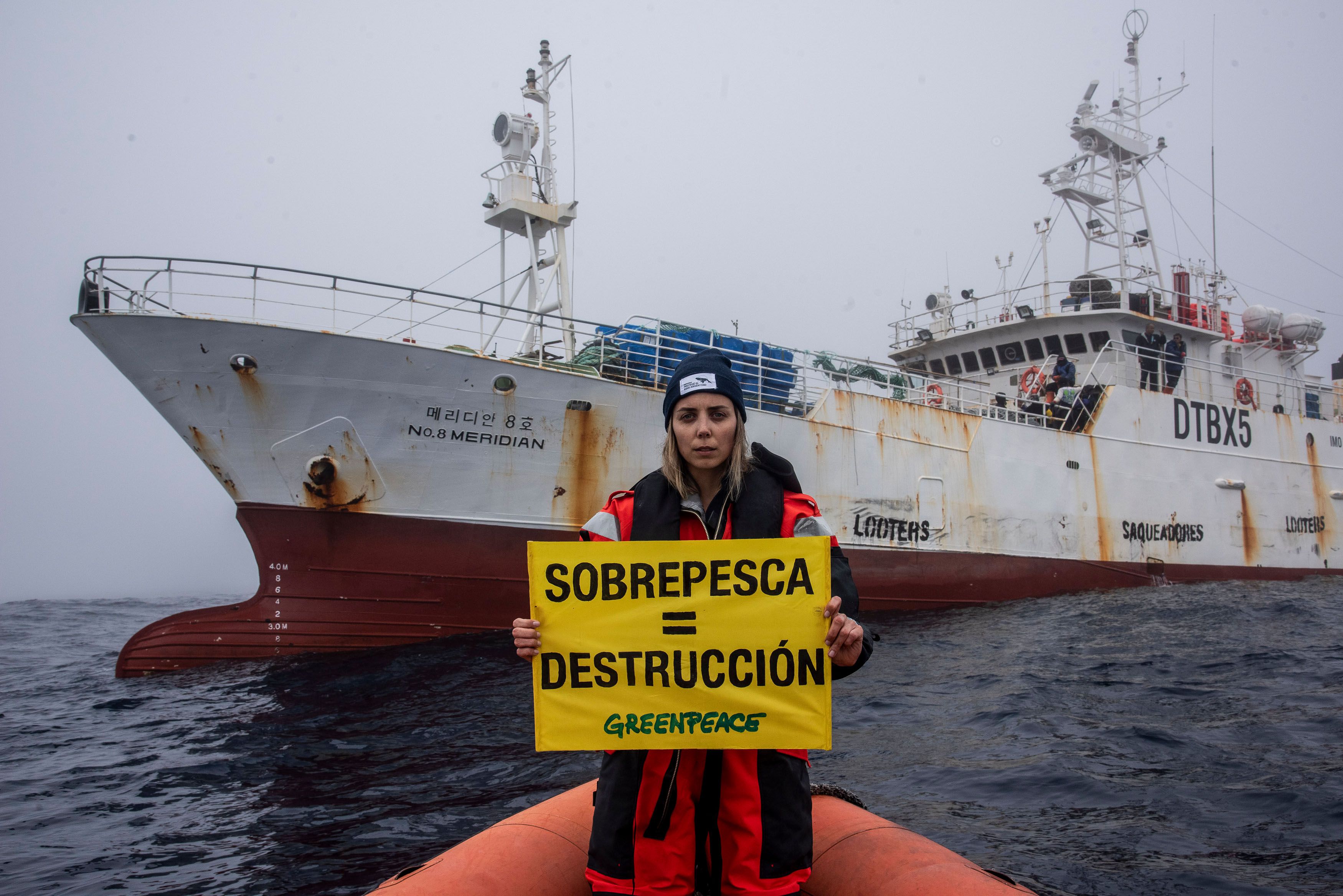 Luisina Vueso, coordinadora de la campaña de protección del mar argentino, denunciando la sobrepesca en la zona. Foto: Cristobal Olivares / Greenpeace