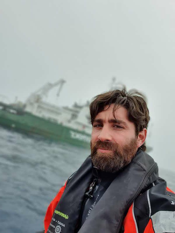 Joaquín Sánchez Mariño, corresponsal de Infobae. Acompañamos en exclusiva toda la travesía de Greenpeace en aguas internacionales, acá específicamente en el Agujero Azul.