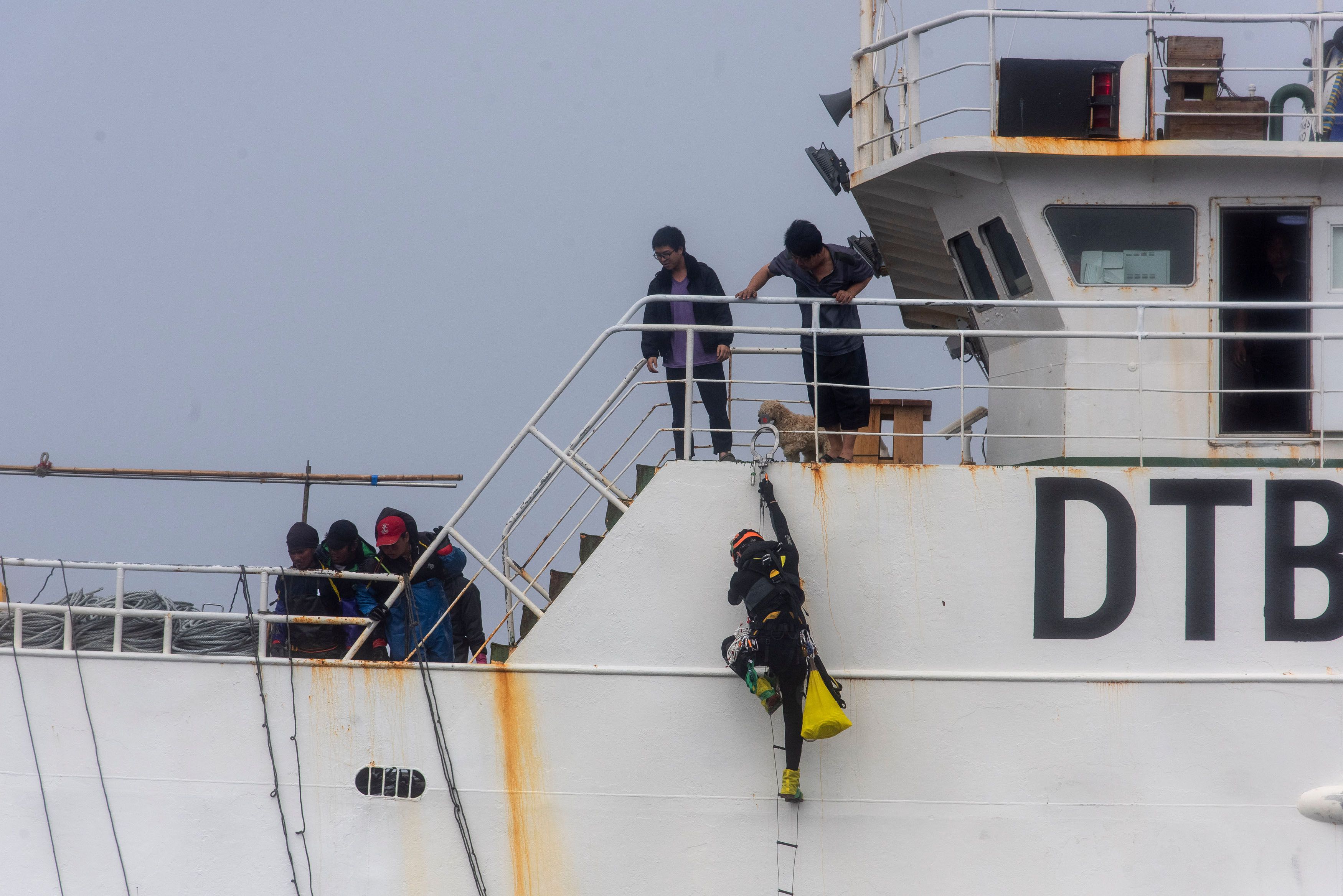 Bruno Castro fue el primero en saltar del gomón al Meridian. Los activistas engancharon una escalera y se aferraron al buque para expresar su mensaje. Foto: Cristobal Olivares / Greenpeace