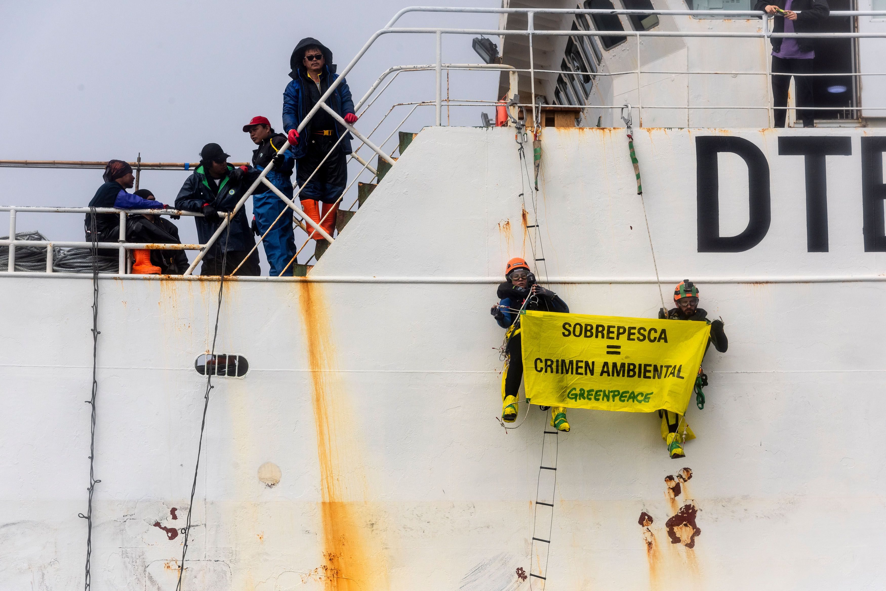 Bruno Castro y Agostina Bosch con el mensaje de Greenpeace al mundo: "sobrepesca = crimen ambiental". Foto: Cristobal Olivares / Greenpeace