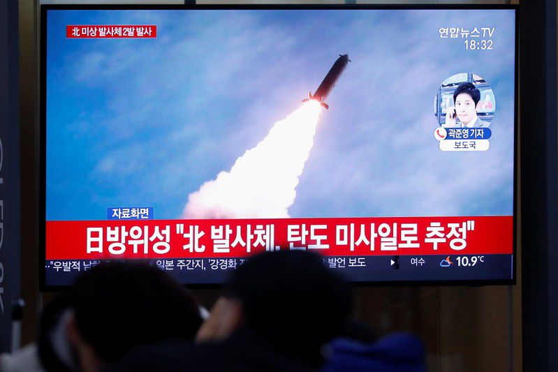 Varias personas miran en Seúl, Corea del Sur, una imagen de archivo en televisión que muestras un lanzamiento de misiles norcoreanos. 28 noviembre 2019. REUTERS/Kim Hong-Ji