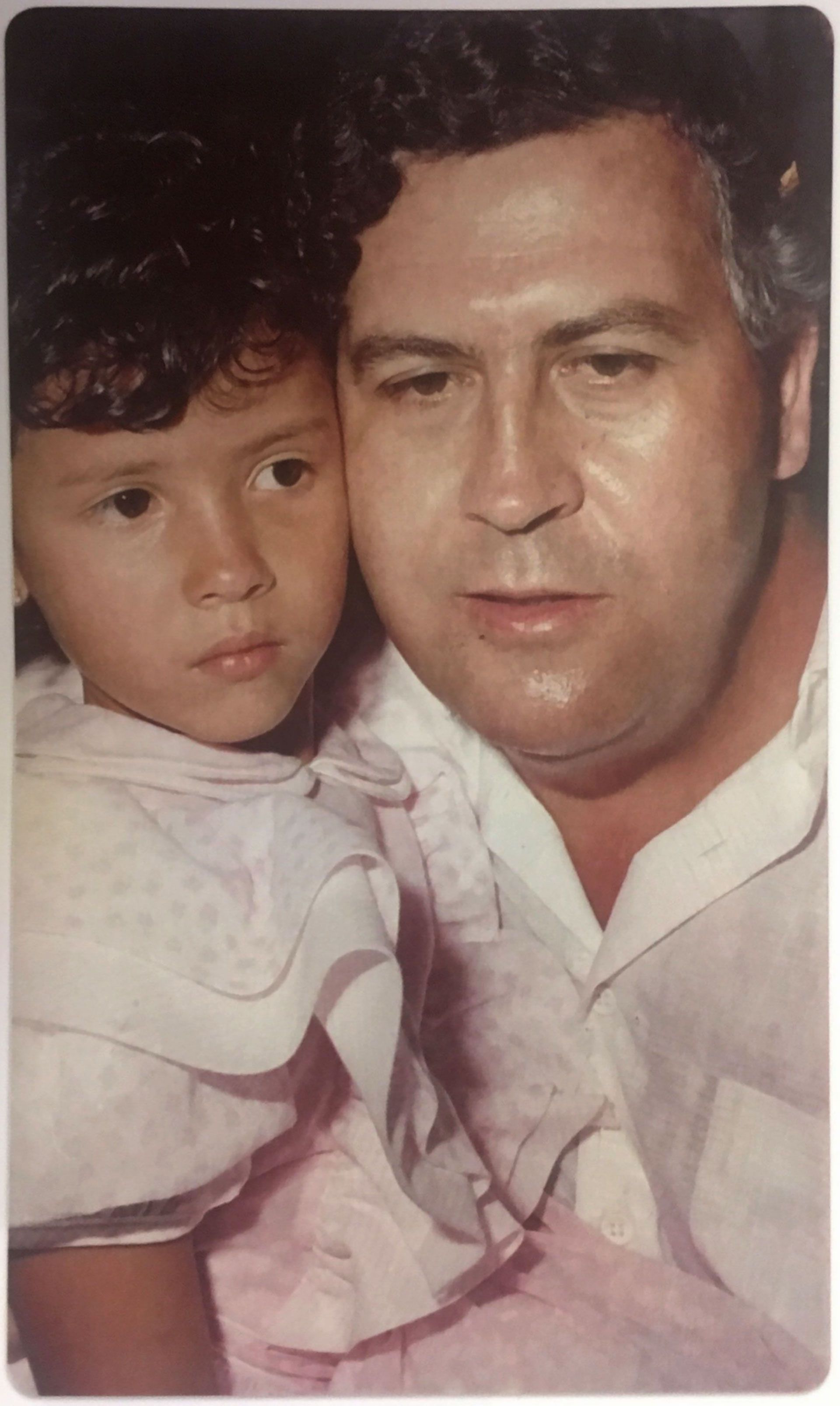 Otra foto inédita del jefe del Cártel de Medellín con su hija