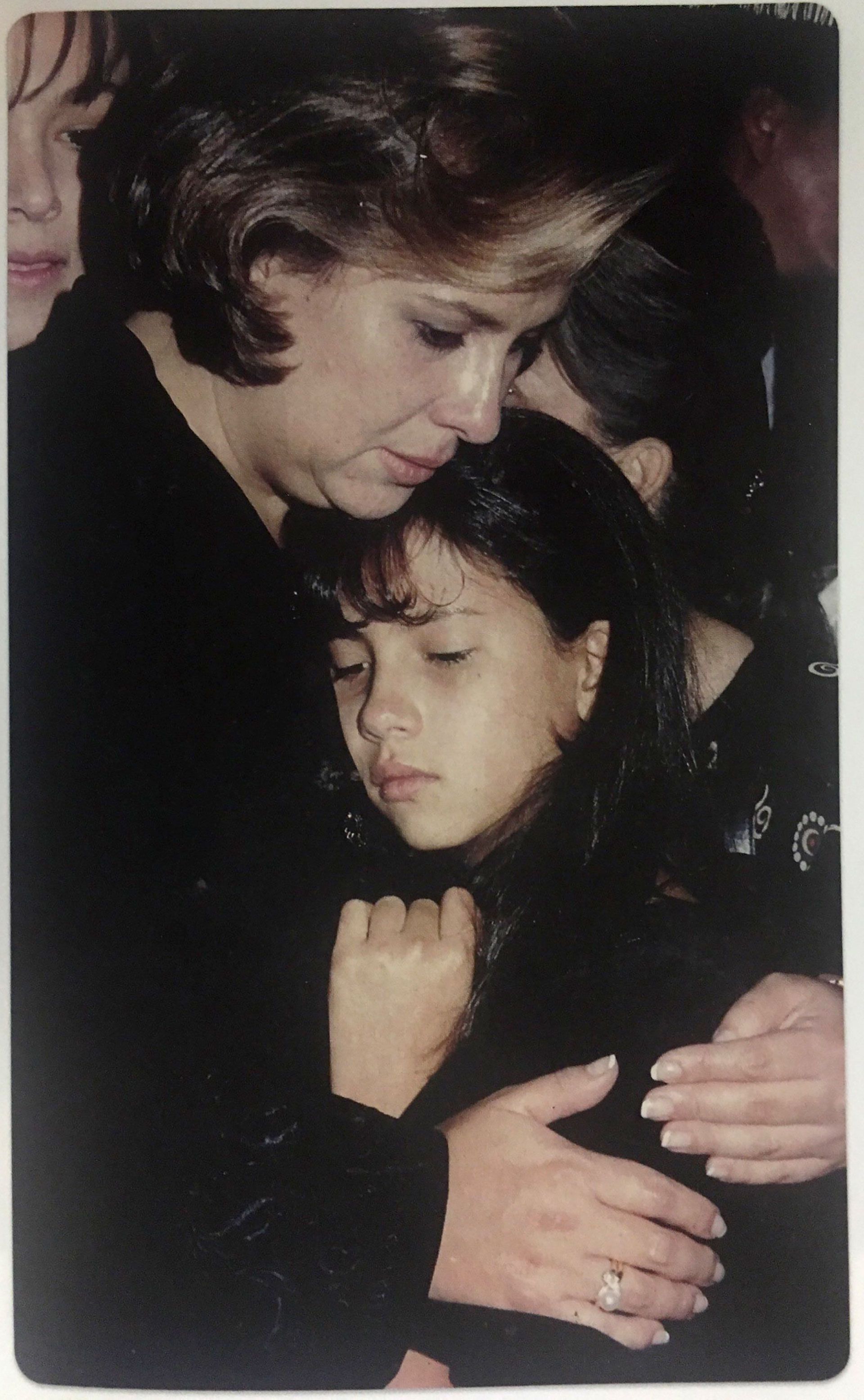 Victoria Henao con su hija Manuela en el primer aniversario de la muerte del jefe del Cartel de Medellín