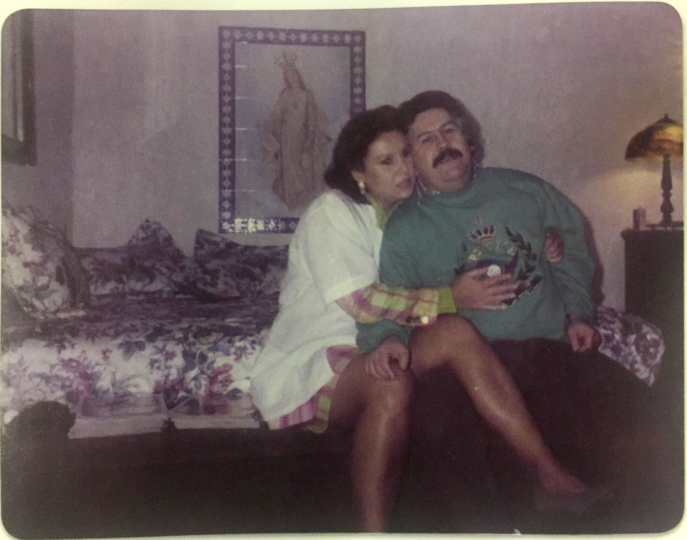 24 de diciembre de 1991. Navidad en la cárcel La Catedral, junto con su marido Pablo Escobar, quien había construido su propia prisión en acuerdo con el Gobierno colombiano