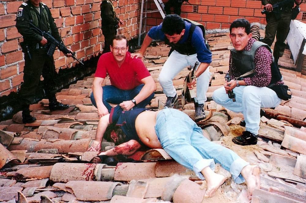 La foto de los agentes Javier Peña y Steve Murphy con el cadáver de Pablo Escobar