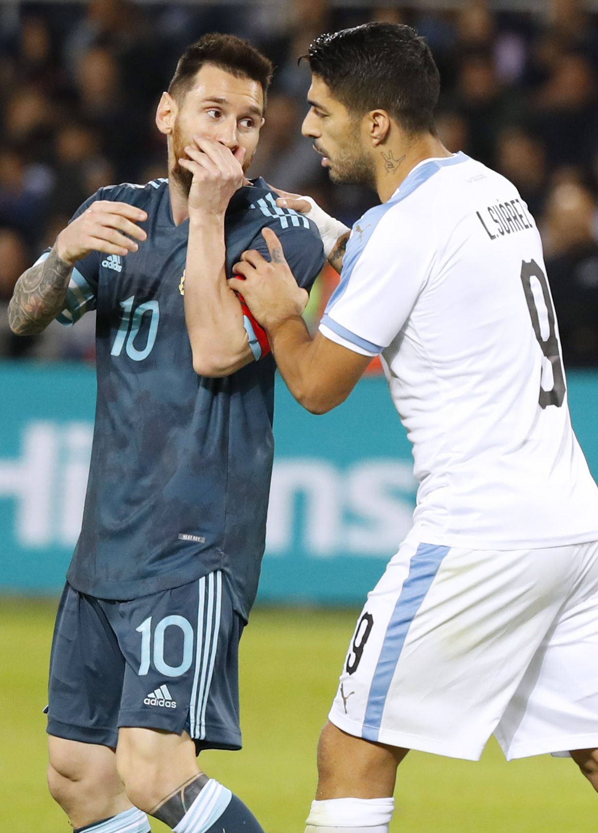 Luis Suárez fue clave para que la situación no pasara a mayores y se llevó a Lionel Messi hacia un costado (AFP)