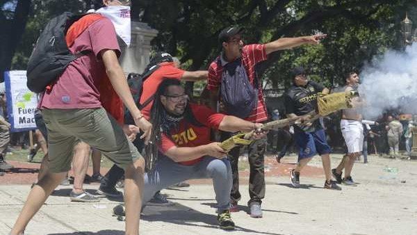 Reapareció el militante prófugo que disparó un mortero: convocó a "un paro nacional" en Chile para "tirar abajo a Piñera"