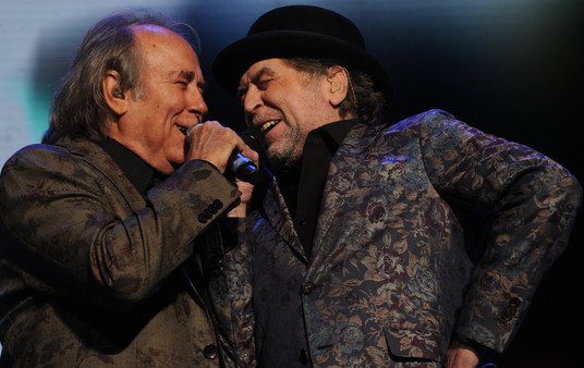 Serrat y Sabina en el Movistar Arena: una fórmula perfecta compuesta por dos ilusionistas de la palabra y un repertorio imbatible