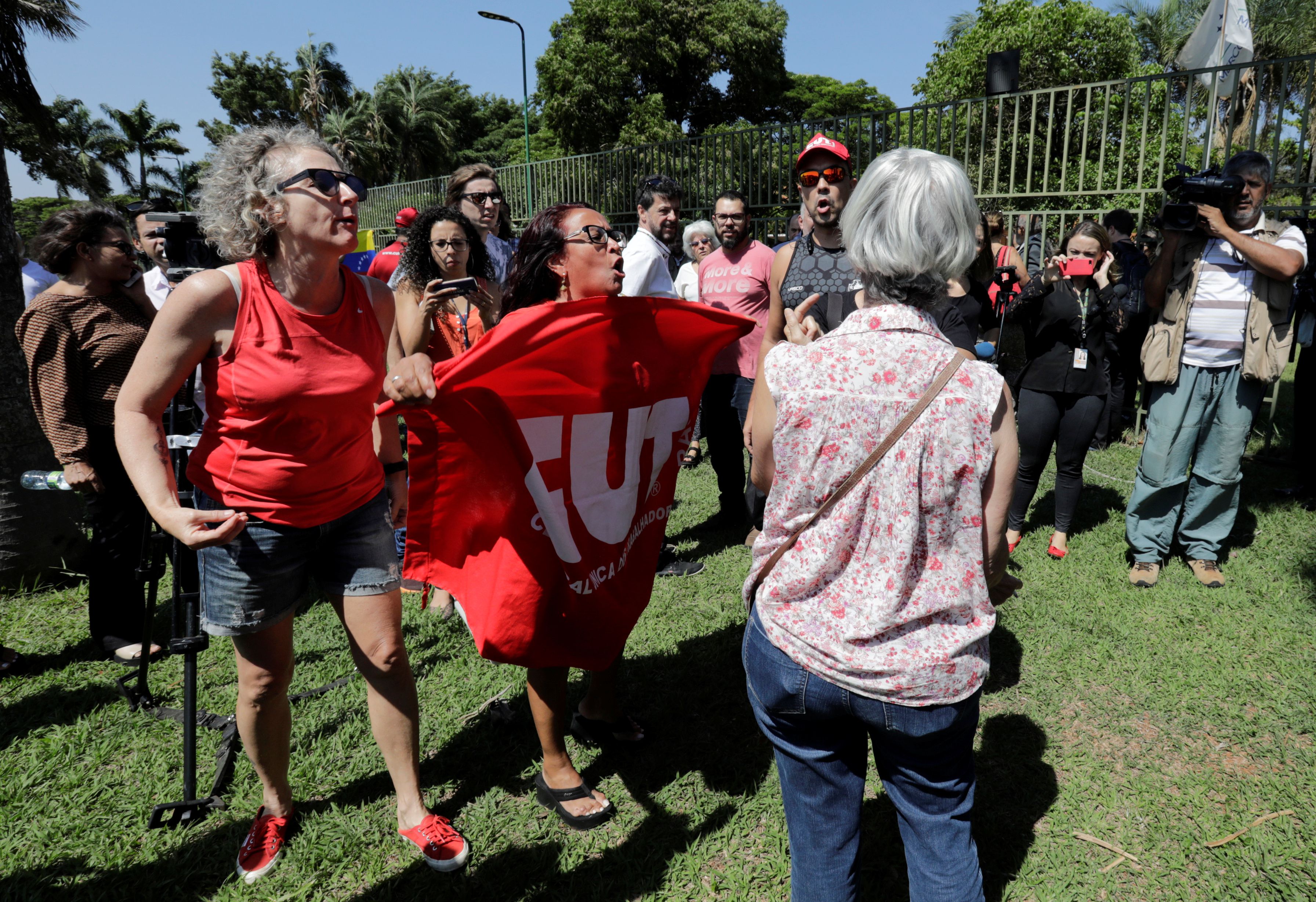 Hubo tensión afuera de la embajada (REUTERS/Sergio Moraes)