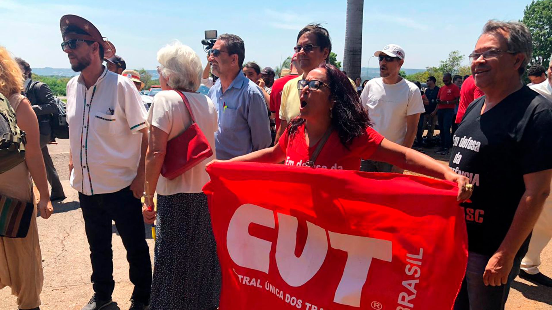 Un grupo reducido de chavistas y militantes de izquierda brasileños se acercó a las puertas de la embajada (Crédito: Fernanda Kobelinsky)