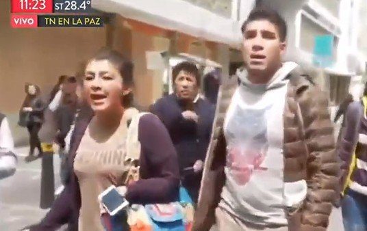 Tensión y amenazas a los periodistas de la televisión argentina en Bolivia: "Váyanse a su país"