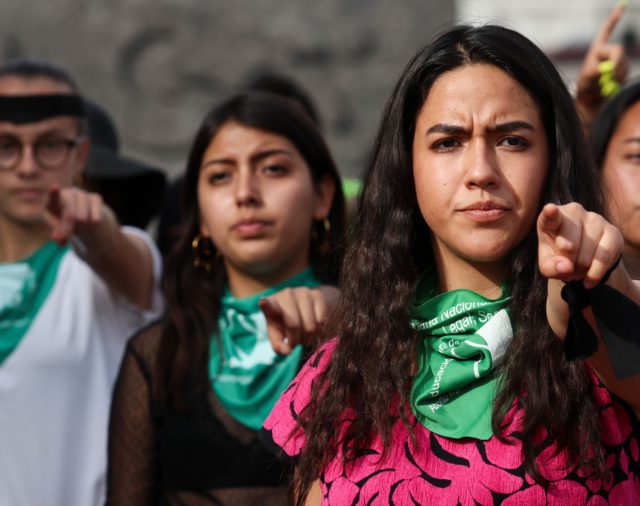 “Un violador en tu camino”: Miles de mujeres en México replicaron el performance en contra de la violencia de genero